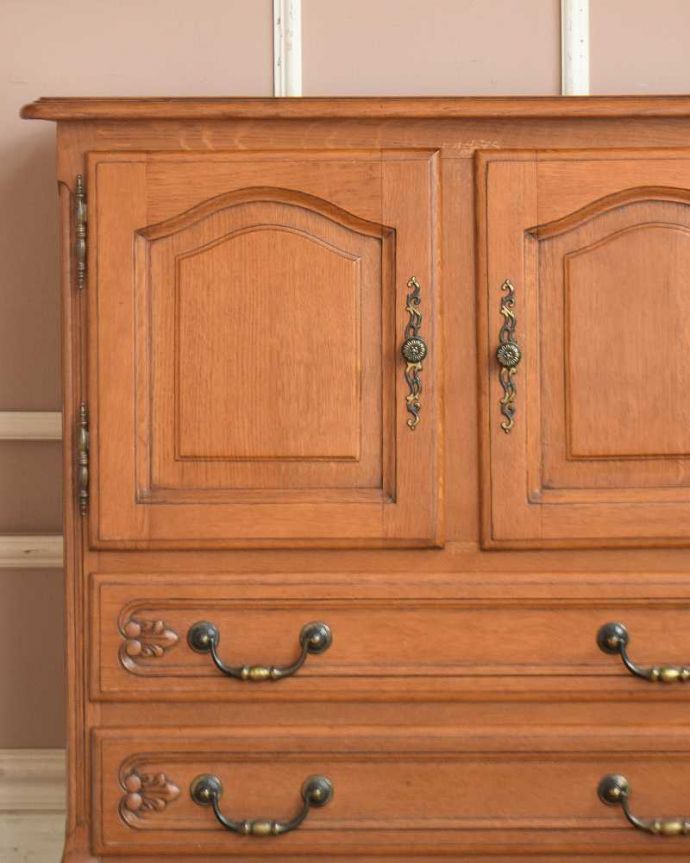 アンティークのチェスト アンティーク家具 リビングで便利に使えるフランス輸入のアンティーク家具(キャビネット)。繊細で高級感たっぷりの扉の彫り。(j-1969-f)