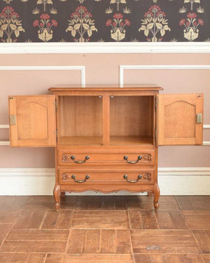 アンティークのチェスト アンティーク家具 リビングで便利に使えるフランス輸入のアンティーク家具(キャビネット)。DVDや本、漫画なども実用的に収納できます。(j-1969-f)