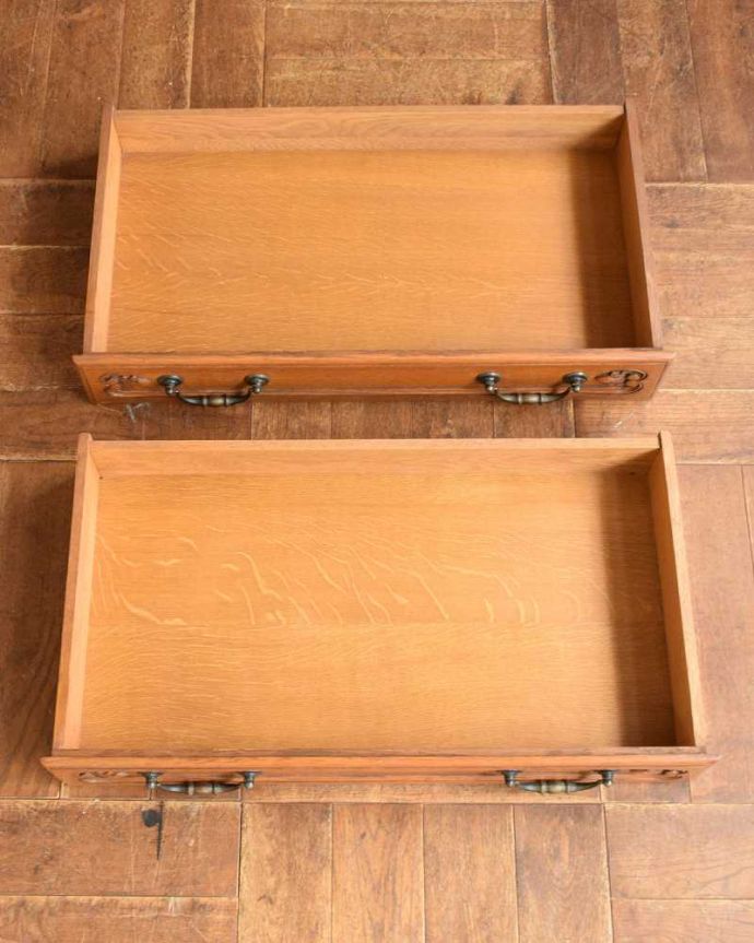 アンティークのチェスト アンティーク家具 リビングで便利に使えるフランス輸入のアンティーク家具(キャビネット)。引き出しは手前が1段目です。(j-1969-f)