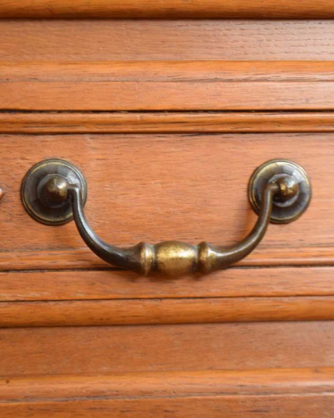 アンティークのチェスト アンティーク家具 リビングで便利に使えるフランス輸入のアンティーク家具(キャビネット)。優雅な曲線の取っ手。(j-1969-f)