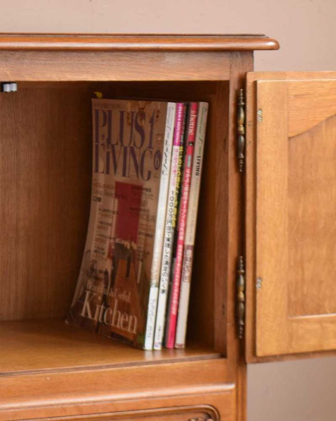 アンティークのチェスト アンティーク家具 リビングで便利に使えるフランス輸入のアンティーク家具(キャビネット)。このように雑誌のサイズもこのようにスッキリ収まります。(j-1969-f)