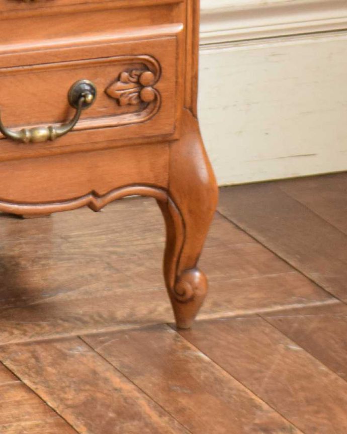 アンティークのチェスト アンティーク家具 リビングで便利に使えるフランス輸入のアンティーク家具(キャビネット)。安定感のある脚がしっかり支えます。(j-1969-f)