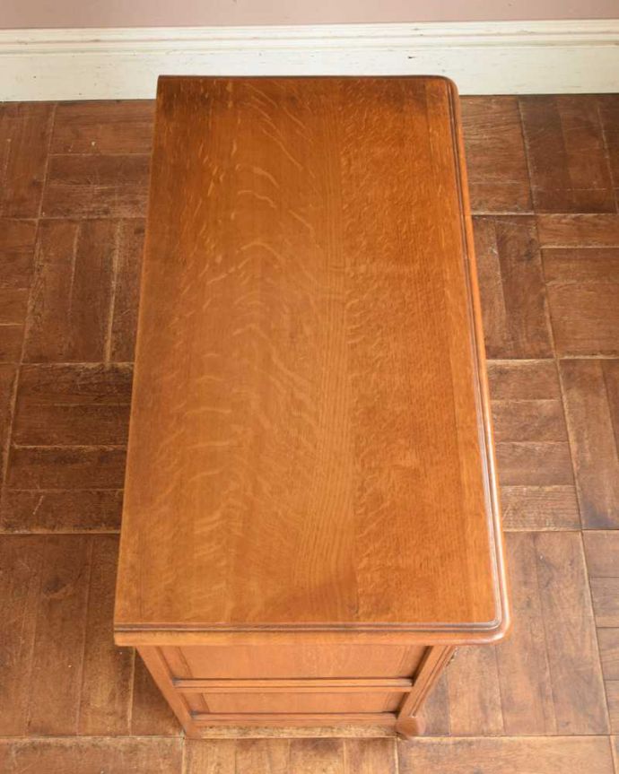 アンティークのチェスト アンティーク家具 リビングで便利に使えるフランス輸入のアンティーク家具(キャビネット)。天板もピカピカにお直ししました。(j-1969-f)