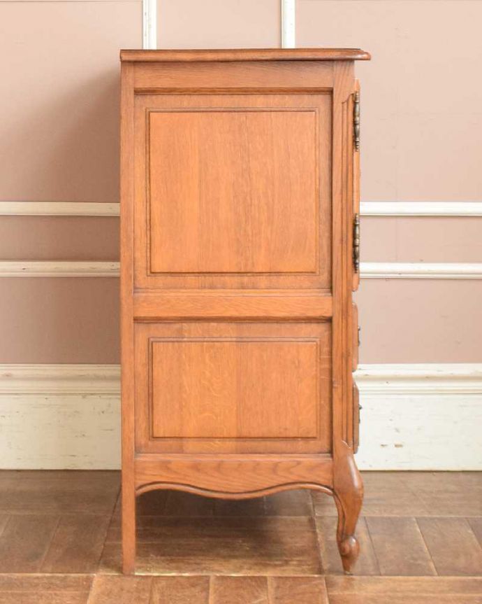 アンティークのチェスト アンティーク家具 リビングで便利に使えるフランス輸入のアンティーク家具(キャビネット)。どこから見てもステキ。(j-1969-f)