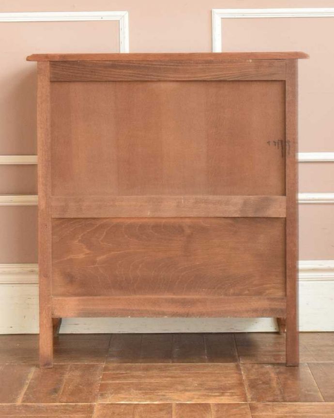 アンティークのチェスト アンティーク家具 リビングで便利に使えるフランス輸入のアンティーク家具(キャビネット)。アンティークは新品ではないので、もちろん経年変化によるキズはありますが、専門の職人が目立たないようキレイにお直しをしているので、後姿までキレイです。(j-1969-f)