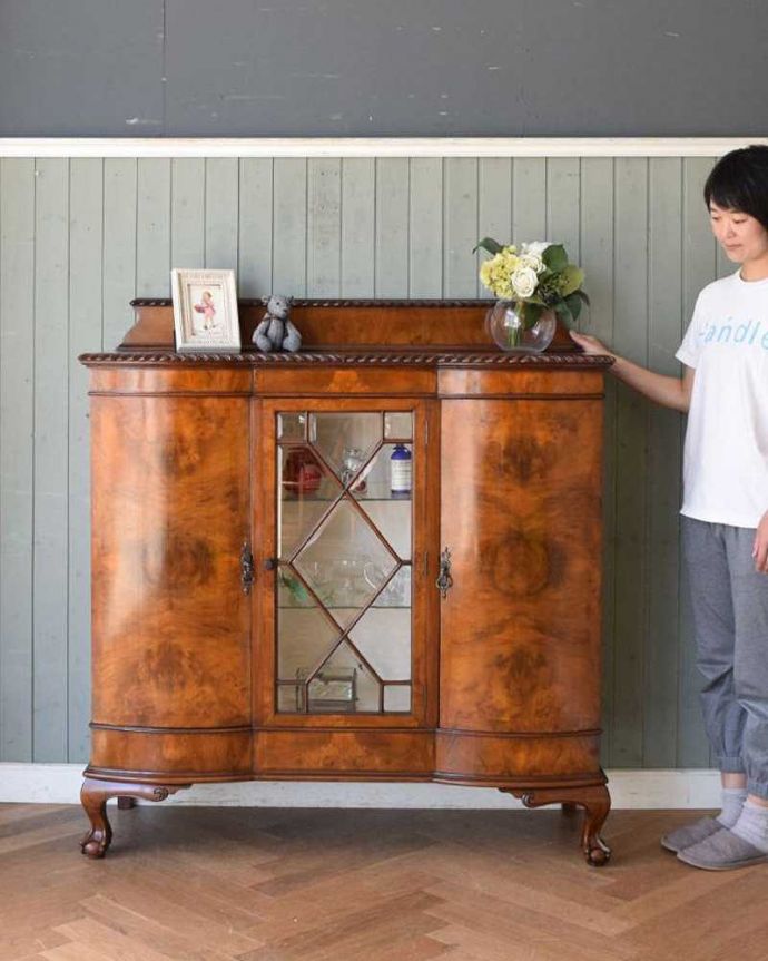 アンティークのキャビネット　アンティーク家具　英国輸入のアンティーク家具、シノワズリデザインのブックケース（本棚）。こんなキレイなキャビネットがあったら、開くだけで楽しい気持ちになります。(j-1971-f)