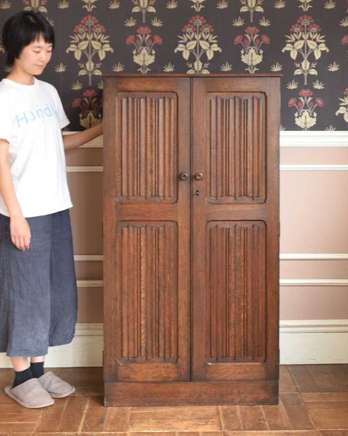 ワードローブ アンティーク家具 英国のアンティーク収納家具、扉の装飾が美しい鍵付きのワードローブ 。外国製のワードローブは装飾があちこちにあるので、絵になるアイテム。(j-1972-f)