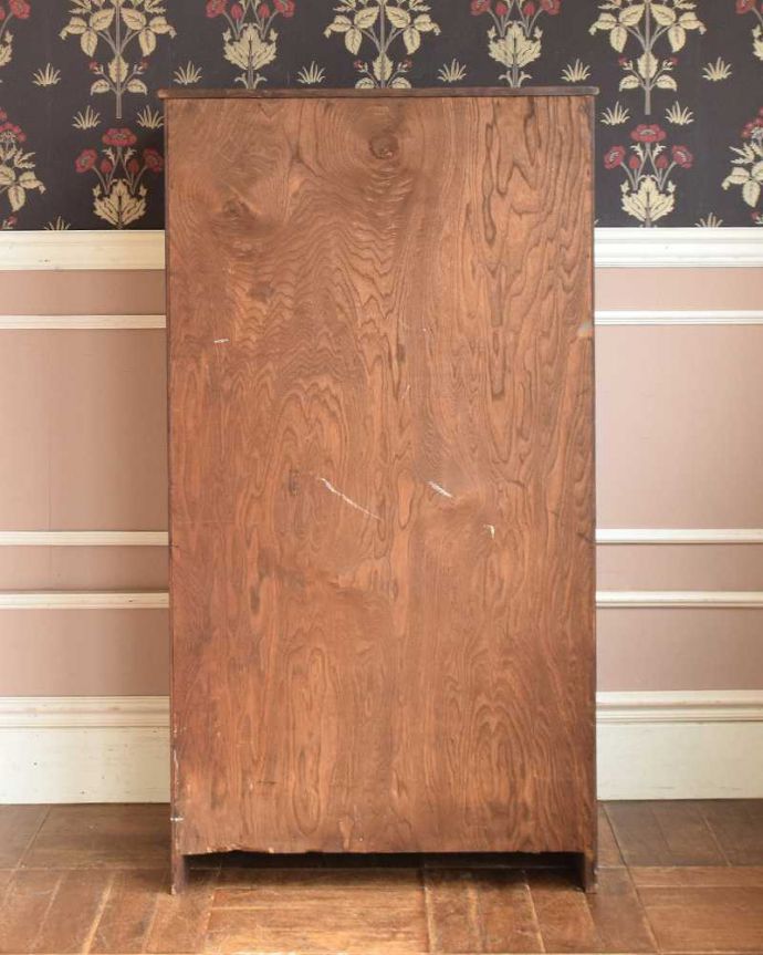 ワードローブ アンティーク家具 英国のアンティーク収納家具、扉の装飾が美しい鍵付きのワードローブ 。アンティークは新品ではないので、もちろん経年変化によるキズはありますが、専門の職人が目立たないようキレイにお直しをしているので、後姿までキレイです。(j-1972-f)