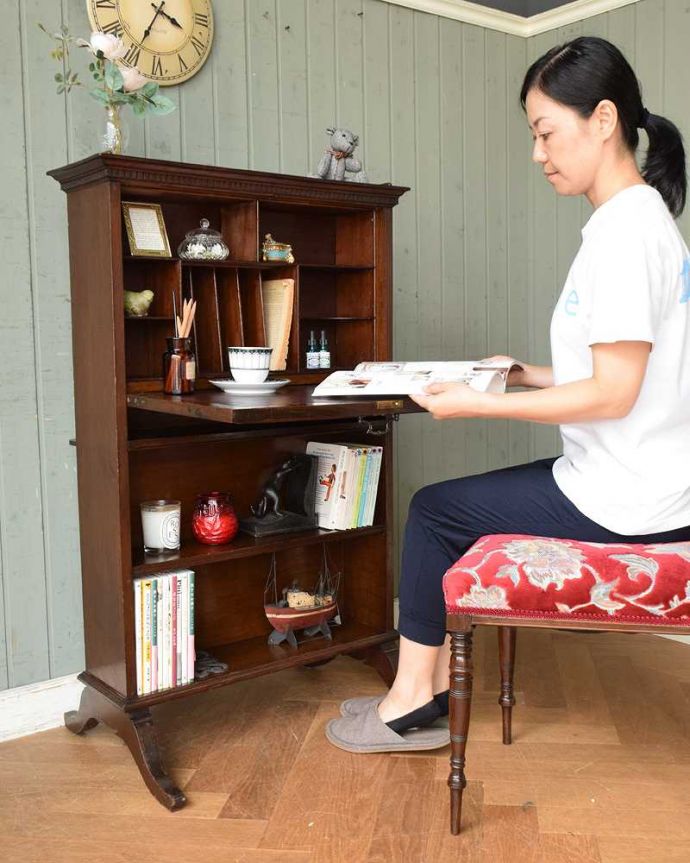 ビューロー　アンティーク家具　両側とも正面にできるスチューデントビューロー、アンティーク家具。扉を前に倒すと･･･ビューロー部分を開くと、あっという間にデスクに早変わり。(j-1973-f)