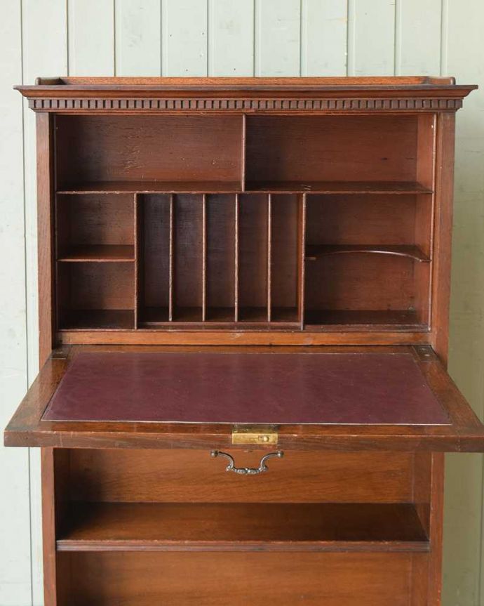 ビューロー　アンティーク家具　両側とも正面にできるスチューデントビューロー、アンティーク家具。中の仕切りもこんなに細かい扉の中身は細かく仕切られています。(j-1973-f)