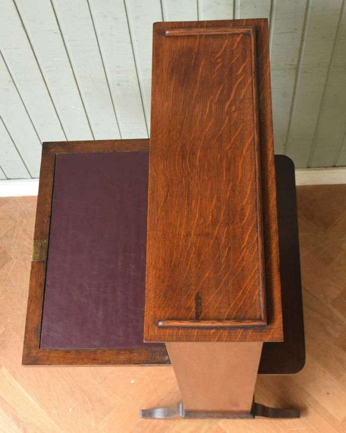 ビューロー　アンティーク家具　両側とも正面にできるスチューデントビューロー、アンティーク家具。デスクの部分を上から見ると･･･天板部分の塗装も専門の職人がしっかりキレイに修復したので、こんなにキレイです。(j-1973-f)