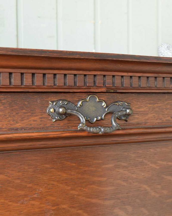 ビューロー　アンティーク家具　両側とも正面にできるスチューデントビューロー、アンティーク家具。アンティークらしい取っ手取っ手にもこだわりが感じられます。(j-1973-f)