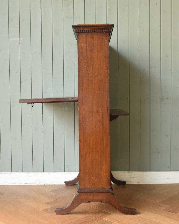 ビューロー　アンティーク家具　両側とも正面にできるスチューデントビューロー、アンティーク家具。横から見ても素敵なんですもちろん、横から見てもキレイに仕上がっているので、いろんな場所に置いて使って下さい。(j-1973-f)