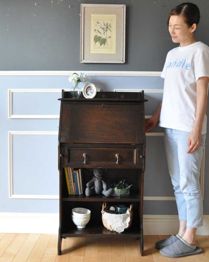 ビューロー　アンティーク家具　コンパクトサイズが可愛い英国のアンティーク家具、スチューデントビューロー（デスク）。コンパクトだから、どこでも置けちゃうビューロー学生さん用に作られた小さなサイズのビューロー。(j-1979-f)