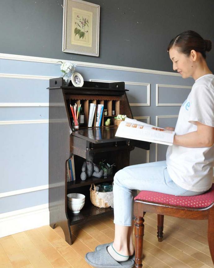 ビューロー　アンティーク家具　コンパクトサイズが可愛い英国のアンティーク家具、スチューデントビューロー（デスク）。扉を前に倒すと･･･ビューロー部分を開くと、あっという間にデスクに早変わり。(j-1979-f)