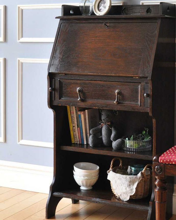 ビューロー　アンティーク家具　コンパクトサイズが可愛い英国のアンティーク家具、スチューデントビューロー（デスク）。本棚になるオープンキャビネットビューローの下の部分は本棚になるオープン棚が。(j-1979-f)