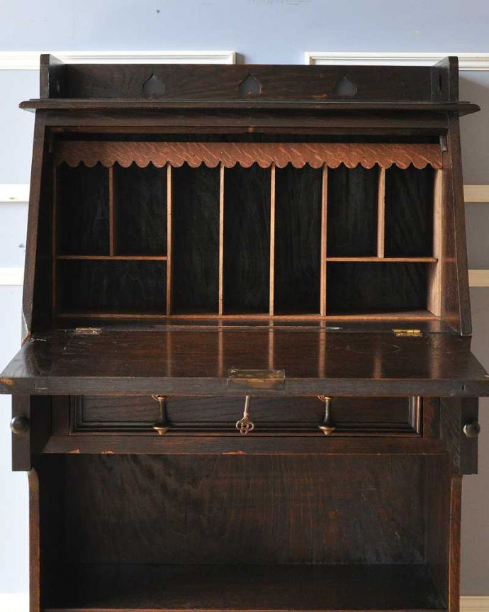 ビューロー　アンティーク家具　コンパクトサイズが可愛い英国のアンティーク家具、スチューデントビューロー（デスク）。中の仕切りもこんなに細かい扉の中身は細かく仕切られています。(j-1979-f)