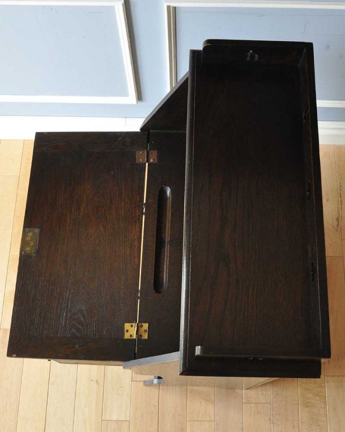 ビューロー　アンティーク家具　コンパクトサイズが可愛い英国のアンティーク家具、スチューデントビューロー（デスク）。デスクの部分を上から見ると･･･天板部分の塗装も専門の職人がしっかりキレイに修復したので、こんなにキレイです。(j-1979-f)