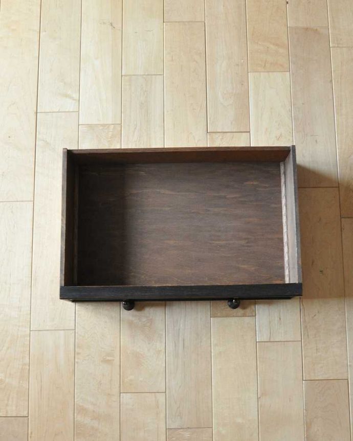 ビューロー　アンティーク家具　コンパクトサイズが可愛い英国のアンティーク家具、スチューデントビューロー（デスク）。引き出しの中もキレイに仕上げましたもちろん、引き出しの中もキレイに修復したので、実用的にいろんなものを収納してお使い下さい。(j-1979-f)