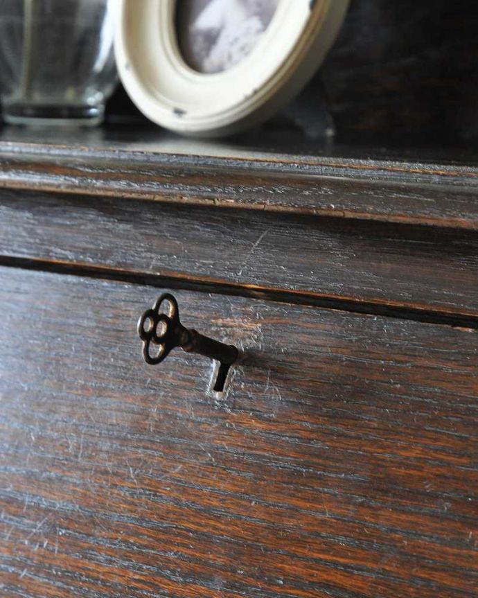 ビューロー　アンティーク家具　コンパクトサイズが可愛い英国のアンティーク家具、スチューデントビューロー（デスク）。鍵を使って開けてみましょうアンティークの鍵が一つ付いています。(j-1979-f)