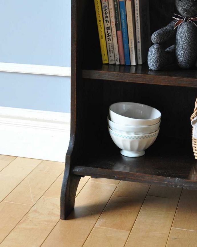 ビューロー　アンティーク家具　コンパクトサイズが可愛い英国のアンティーク家具、スチューデントビューロー（デスク）。女性１人でラクラ運べちゃうんですHandleのアンティークは、脚の裏にフェルトキーパーをお付けしています。(j-1979-f)