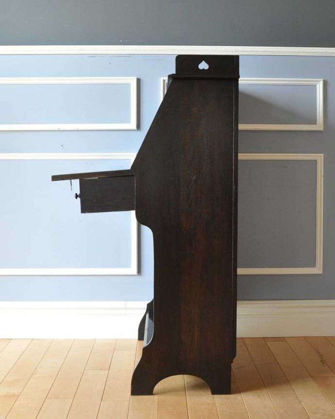 ビューロー　アンティーク家具　コンパクトサイズが可愛い英国のアンティーク家具、スチューデントビューロー（デスク）。横から見ても素敵なんですもちろん、横から見てもキレイに仕上がっているので、いろんな場所に置いて使って下さい。(j-1979-f)