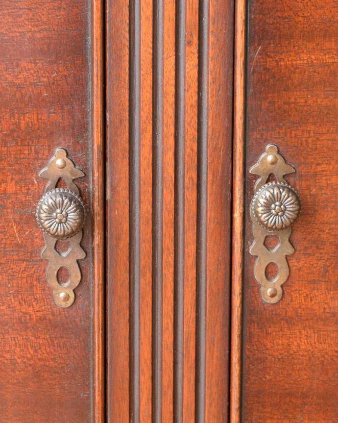 ガラスキャビネット アンティーク家具 豪華な英国輸入のアンティーク家具、マホガニー材を使った美しいキャビネット(飾り棚)。お花の装飾が上品な取っ手が付いています。(j-1980-f)