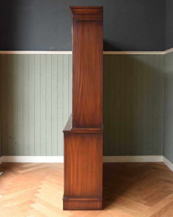 ガラスキャビネット アンティーク家具 豪華な英国輸入のアンティーク家具、マホガニー材を使った美しいキャビネット(飾り棚)。どこから見ても美しいです!しっかり作られているので、安心してお使いいただけます。(j-1980-f)