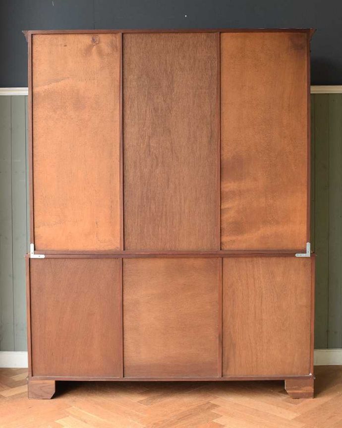 ガラスキャビネット アンティーク家具 豪華な英国輸入のアンティーク家具、マホガニー材を使った美しいキャビネット(飾り棚)。アンティークは新品ではないので、もちろん経年変化によるキズはありますが、専門の職人が目立たないようキレイにお直しをしているので、後姿までキレイです。(j-1980-f)