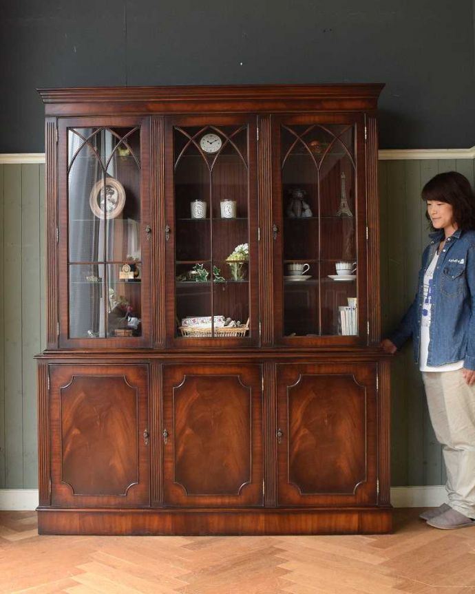 ガラスキャビネット アンティーク家具 豪華な英国輸入のアンティーク家具、マホガニー材を使った美しいキャビネット(飾り棚)。アンティークらしい重厚感がかっこいい家具。(j-1980-f)