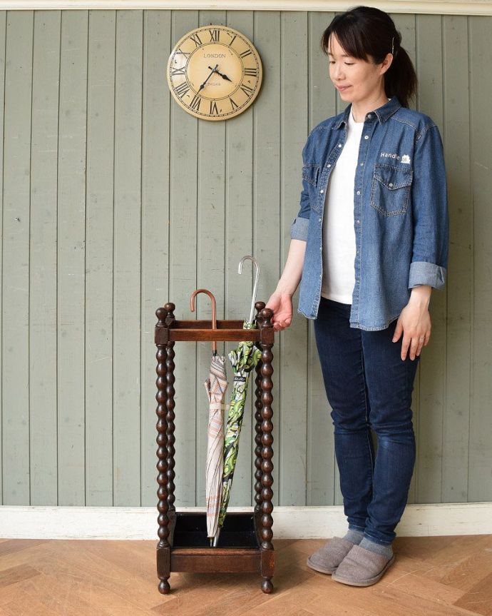 アンティークの玄関収納　アンティーク家具　英国輸入のアンティーク家具、どこにでも置ける小さなステッキスタンド。インテリアとして、シルエットがとても絵になります。(j-1981-f)