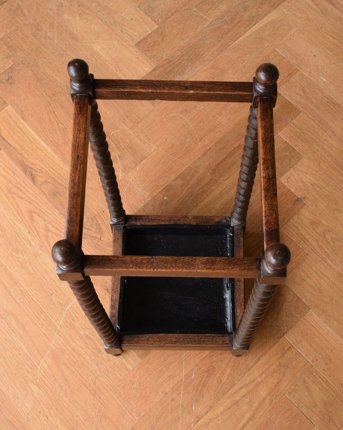 アンティークの玄関収納　アンティーク家具　英国輸入のアンティーク家具、どこにでも置ける小さなステッキスタンド。しっかりメンテナンスしているので安心してお使いいただけます。(j-1981-f)