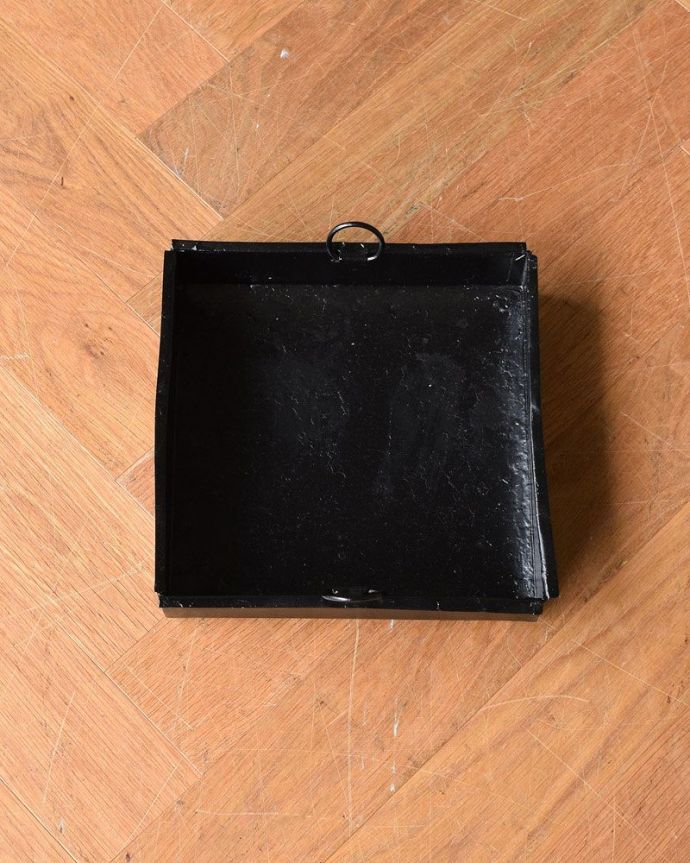 アンティークの玄関収納　アンティーク家具　英国輸入のアンティーク家具、どこにでも置ける小さなステッキスタンド。雨受けが付いていますので、床が濡れません。(j-1981-f)