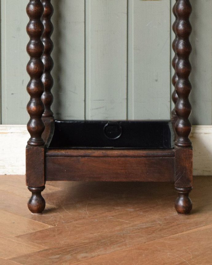 アンティークの玄関収納　アンティーク家具　英国輸入のアンティーク家具、どこにでも置ける小さなステッキスタンド。小さな脚があります。(j-1981-f)