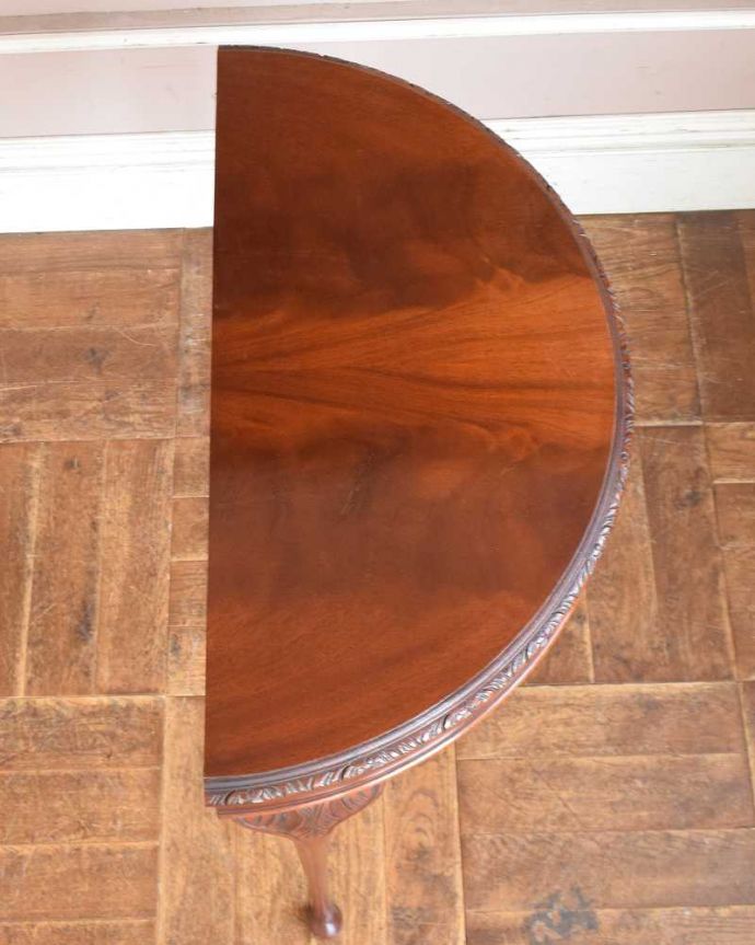 アンティークのテーブル アンティーク家具 高級マホガニー材を使った美しいアンティークのコンソールテーブル。キレイな半月型。(j-1982-f)