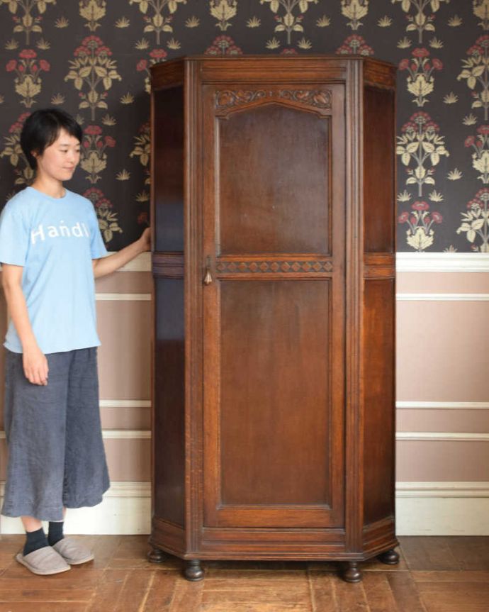 ワードローブ　アンティーク家具　英国スタイルのアンティーク家具、収納力のあるワードローブ。アンティークならではの形をした家具です。(j-1983-f)