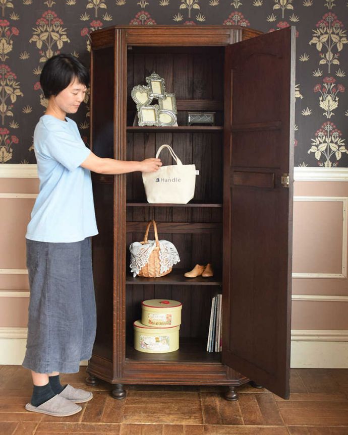 ワードローブ　アンティーク家具　英国スタイルのアンティーク家具、収納力のあるワードローブ。もともとがワードローブなので、奥行きが深くて収納力バツグンです！。(j-1983-f)