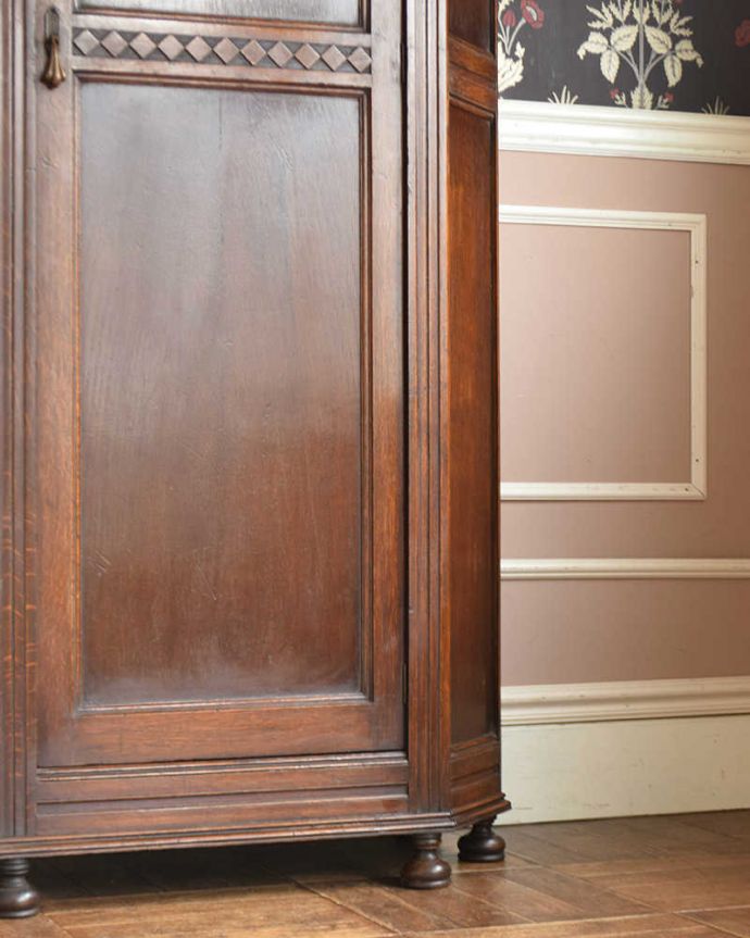 ワードローブ　アンティーク家具　英国スタイルのアンティーク家具、収納力のあるワードローブ。木目が美しく、高級感が感じられるます。(j-1983-f)