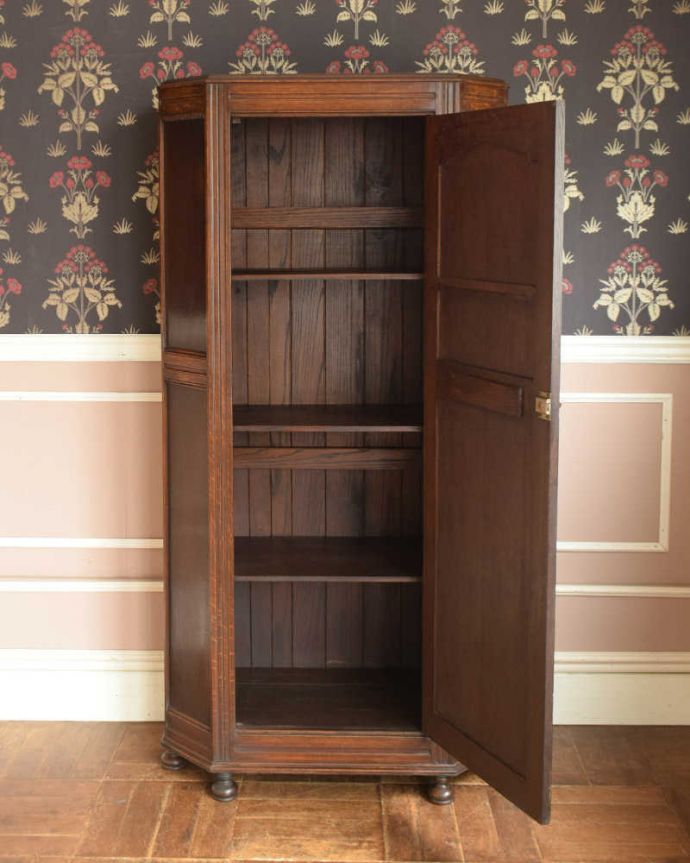 ワードローブ　アンティーク家具　英国スタイルのアンティーク家具、収納力のあるワードローブ。それぞれの段は固定ですが１段１段がたっぷりサイズがあります！カゴなどを使って便利に収納してみてください。(j-1983-f)