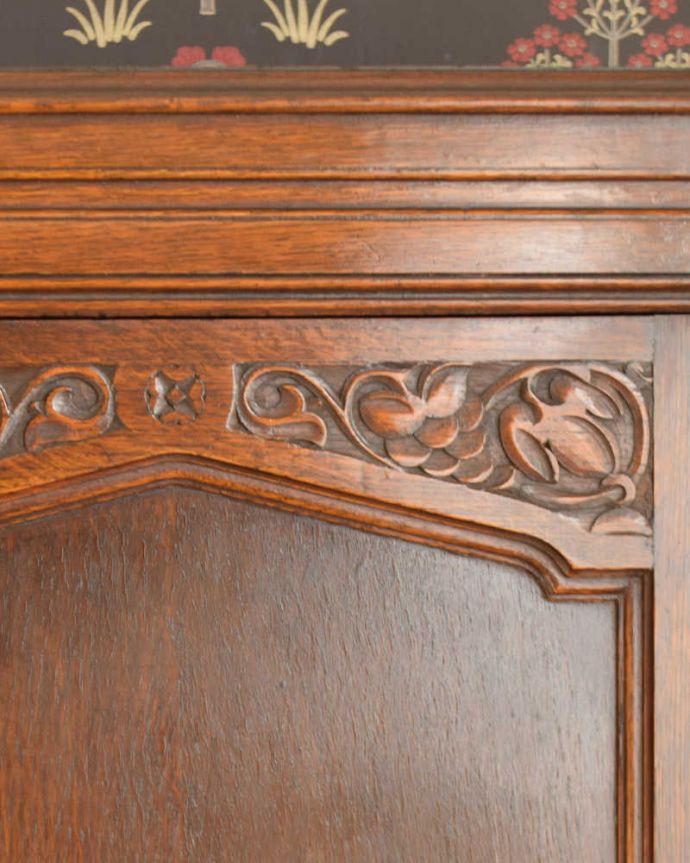 ワードローブ　アンティーク家具　英国スタイルのアンティーク家具、収納力のあるワードローブ。立体的な彫が扉を彩ります。(j-1983-f)