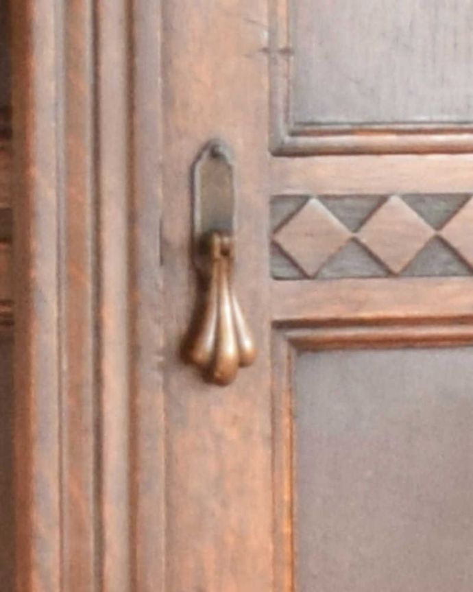 ワードローブ　アンティーク家具　英国スタイルのアンティーク家具、収納力のあるワードローブ。アンティークの風合いたっぷりの取っ手もアクセントになっています。(j-1983-f)