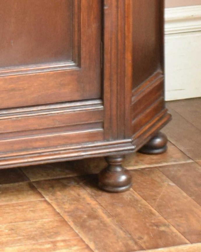 ワードローブ　アンティーク家具　英国スタイルのアンティーク家具、収納力のあるワードローブ。安定感のある脚がしっかり支えます。(j-1983-f)