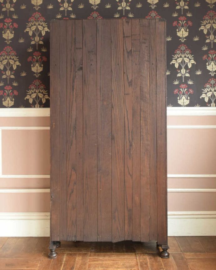 ワードローブ　アンティーク家具　英国スタイルのアンティーク家具、収納力のあるワードローブ。アンティークは新品ではないので、もちろん経年変化によるキズはありますが、専門の職人が目立たないようキレイにお直しをしているので、後姿までキレイです。(j-1983-f)