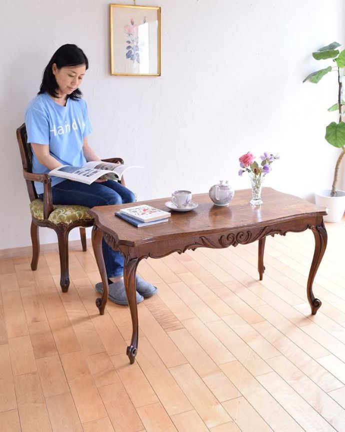 アンティークのテーブル　アンティーク家具　フランス輸入、２トーンカラーの市松模様が美しいアンティークコーヒーテーブル。フランスらしい優雅なデザイン置いた瞬間、優雅な雰囲気を作りあげてくれるフランスらしいデザインのコーヒーテーブル。(j-1986-f)