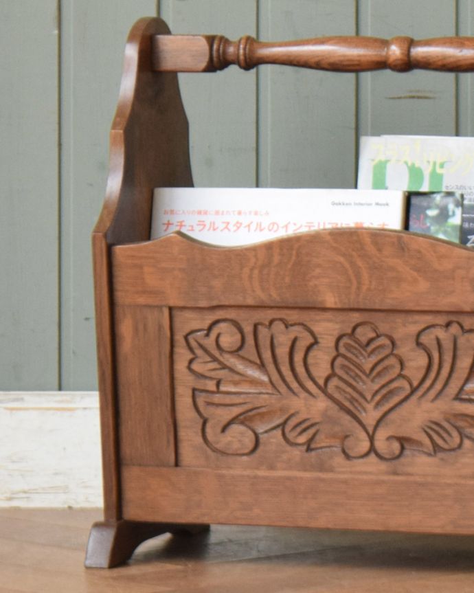 マガジンラック　アンティーク家具　フランス輸入のアンティーク家具、彫刻が美しい木製マガジンラック。このマガジンラックなら、新聞さえおしゃれに収納できますね。(j-1987-f)