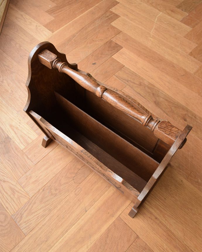 マガジンラック　アンティーク家具　フランス輸入のアンティーク家具、彫刻が美しい木製マガジンラック。アンティークは新品ではないので、経年変化によるキズはありますが、専門の職人によって目立たないようにキレイにお直しをしています。(j-1987-f)