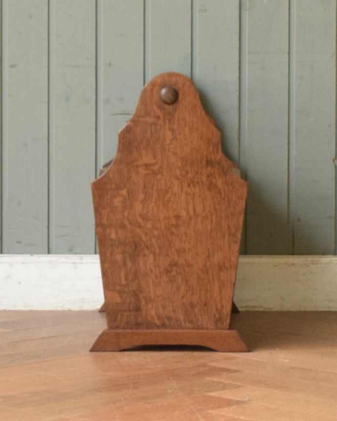 マガジンラック　アンティーク家具　フランス輸入のアンティーク家具、彫刻が美しい木製マガジンラック。どこに置いても素敵なデザインです。(j-1987-f)