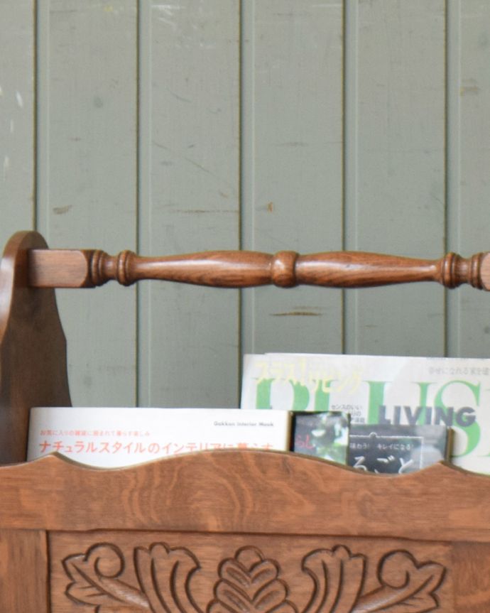 マガジンラック　アンティーク家具　フランス輸入のアンティーク家具、彫刻が美しい木製マガジンラック。バーにも装飾が付いています。(j-1987-f)