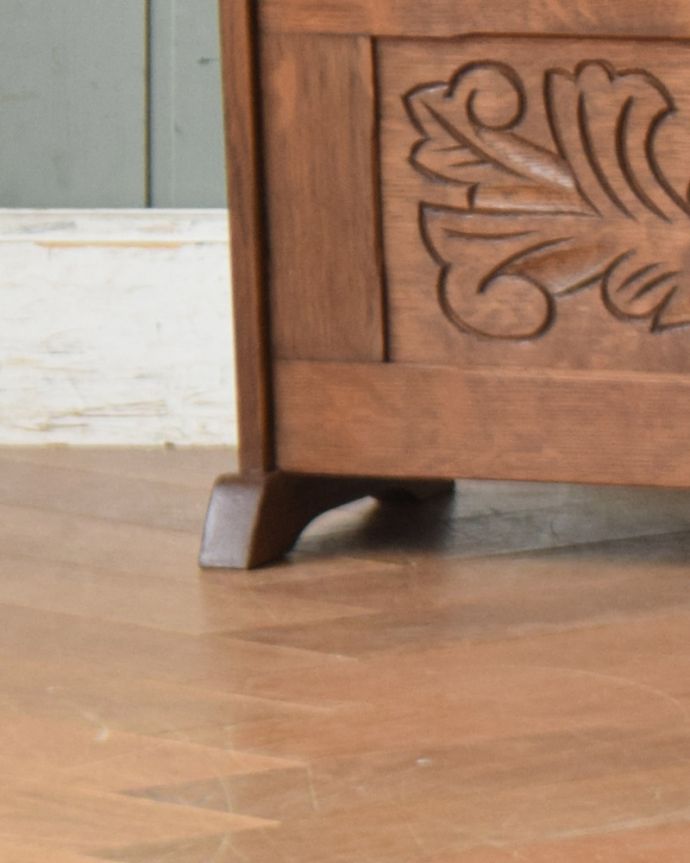 マガジンラック　アンティーク家具　フランス輸入のアンティーク家具、彫刻が美しい木製マガジンラック。メンテナンスしているので安心してお使いいただけます。(j-1987-f)