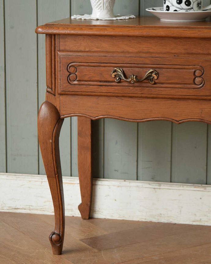 アンティークのチェスト　アンティーク家具　フランスから届いた小さくて可愛い家具、引き出し付きのアンティークナイトテーブル。優雅な彫りのデザインが扉に刻まれています。(j-1988-f)